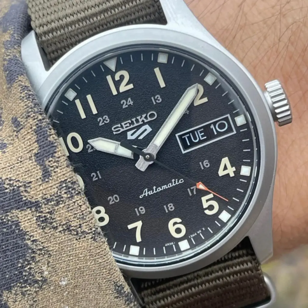 Seiko 5 Field SRPJ85K1 | Seiko 5 Sports Field herrklocka - URME