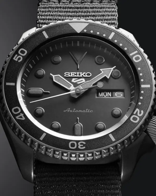 SEIKO 5 Sports Svart/Textil 42.5 mm SRPD79K1