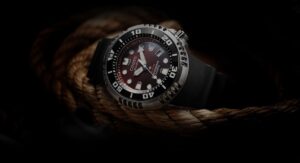Citizen Promaster Professional Diver 300 m med röd tavla vilande på ett rep.