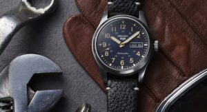 Seiko 5 Sports Field med blå urtavla på läderarmband bredvid verktyg och arbetshandskar