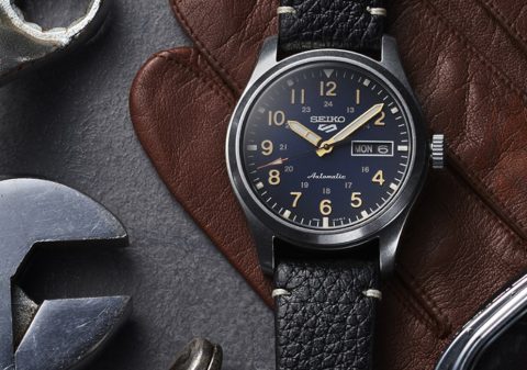 Seiko 5 Sports Field med blå urtavla på läderarmband bredvid verktyg och arbetshandskar