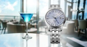 Seiko Presage Cocktail Time bredvid en blå cocktail på en bar.