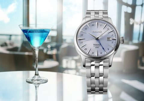 Seiko Presage Cocktail Time bredvid en blå cocktail på en bar.