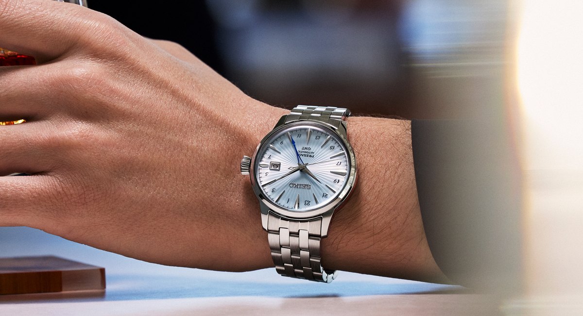 Seiko Presage Cocktail Time på handleden vid en bardisk.