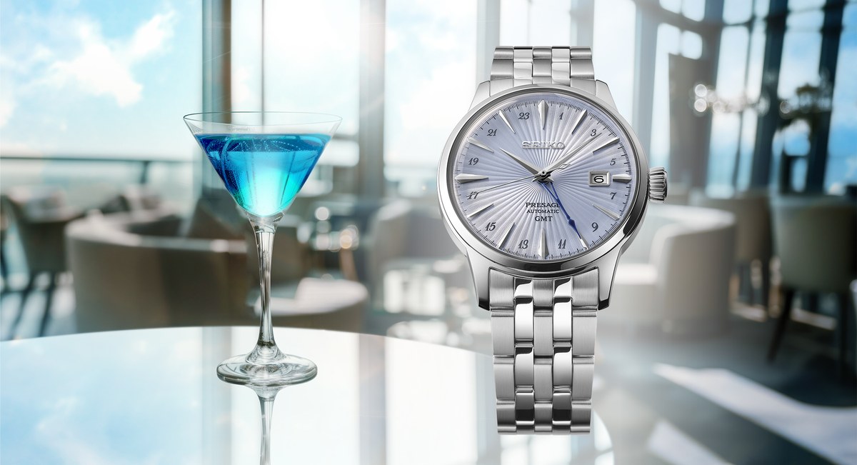 Seiko Presage Cocktail Time bredvid en blå cocktail på en bar.