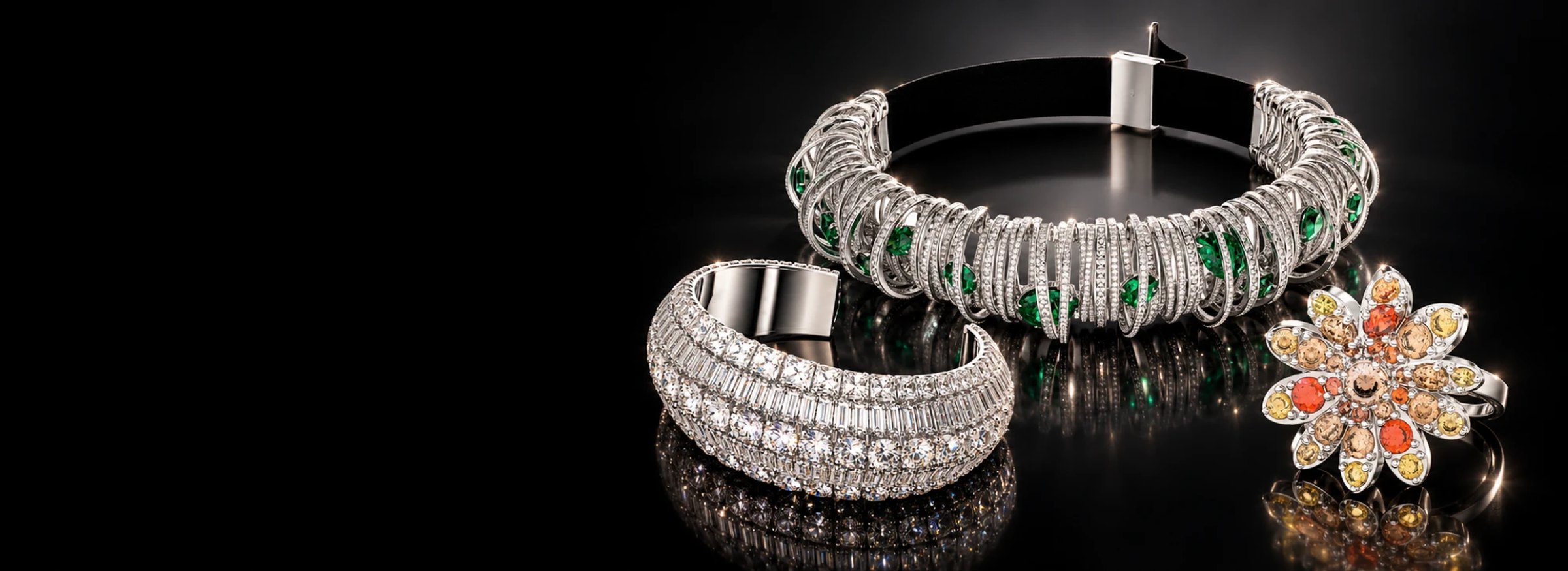Swarovski Hyperbola halsband, armring och Eternal Flower ring på svart glas